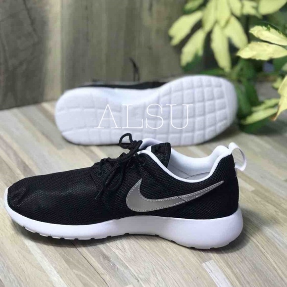 Nike Roshe One GS Black Metallic Silver W AUTHENTI - Picture 5 of 8